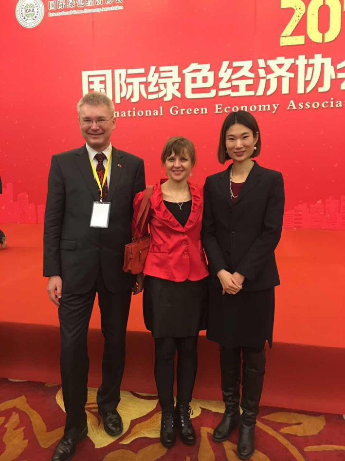  捷斯中合作協(xié)會(huì)監(jiān)事會(huì)員Rudolf Zachoval（左一）、Sarka Zhang（左二）與 仟億達(dá)劉總（右一）合影