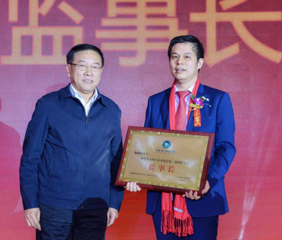 全國歸國華僑聯(lián)合會(huì)主席林軍先生（左一）為仟億達(dá)集團(tuán)董事長(zhǎng)鄭兩斌（右一）頒發(fā)監(jiān)事長(zhǎng)牌匾