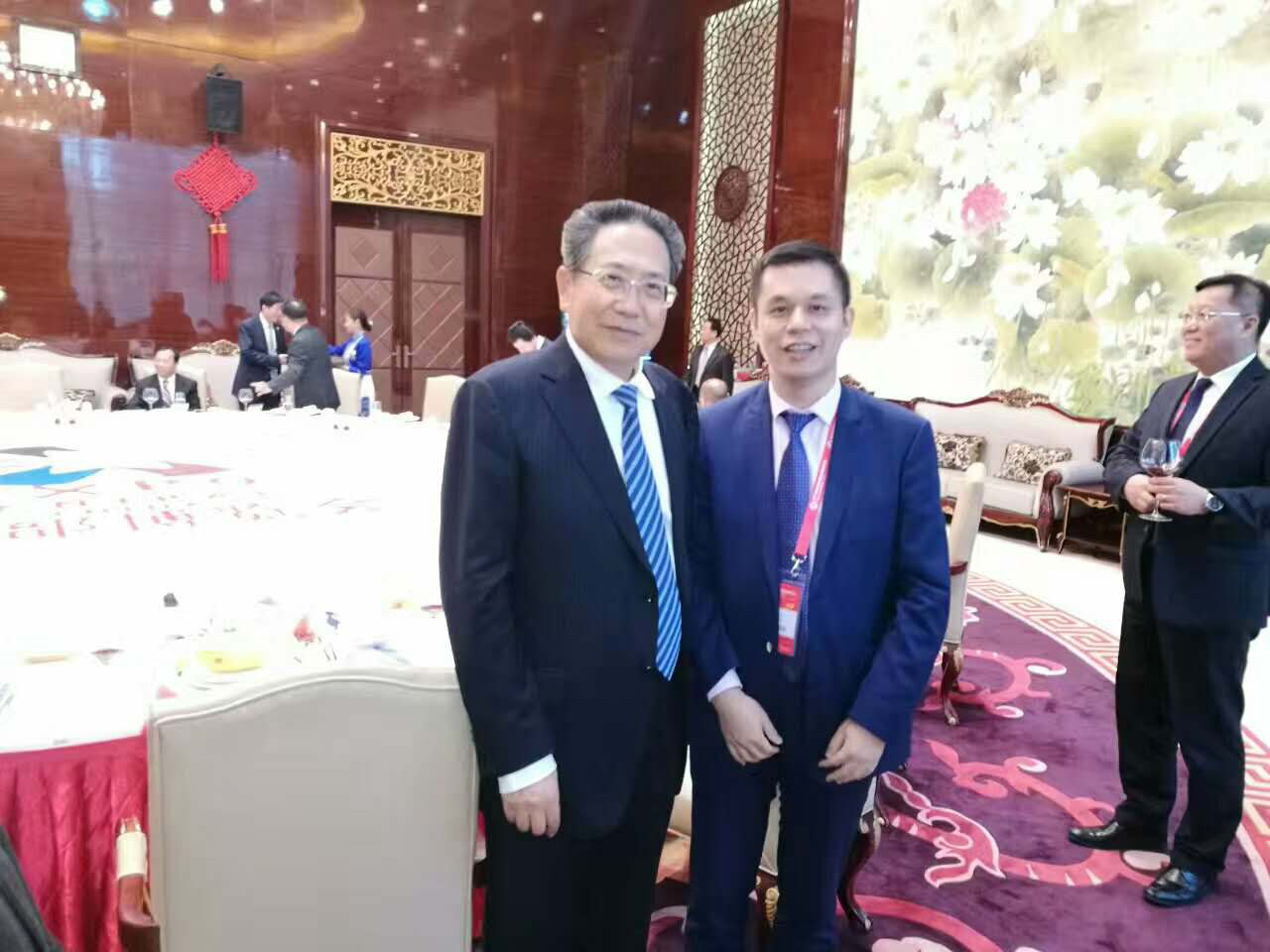 安徽省委書記、省人常委會(huì)主任李錦斌（左）仟億達(dá)集團(tuán)董事長(zhǎng)鄭兩斌（右）與合影留念