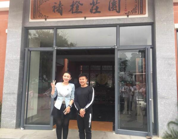 仟億達(dá)集團(tuán)總裁(左)與型動(dòng)體育始人、奧運(yùn)陳一冰(右)