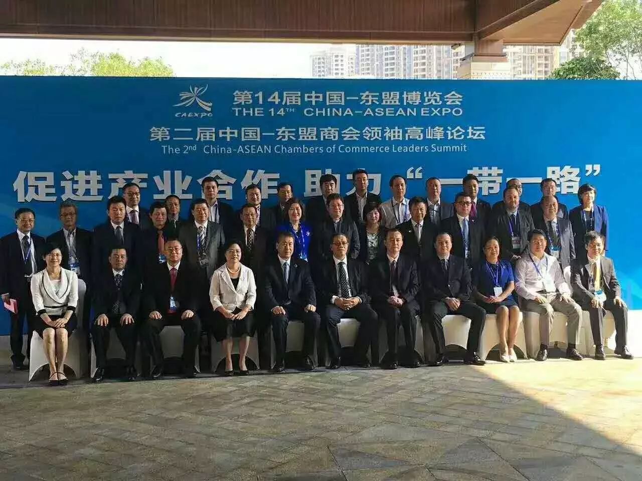 全國工商聯(lián)副主席黃榮(首排右5)、廣西壯族自治區(qū)副主席陳剛(首排右6)與仟億達(dá)集團(tuán)董事長鄭兩斌(三排左3)等嘉賓合影